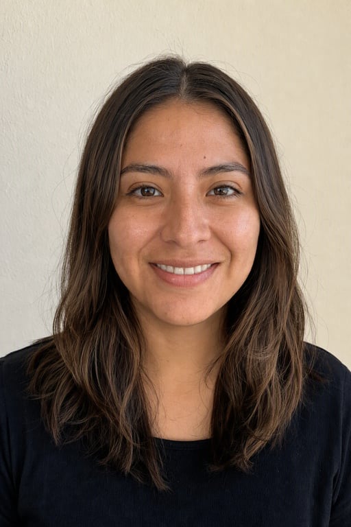 La misma mujer en castaño caramelo, resultado del probador de color de Visio AI