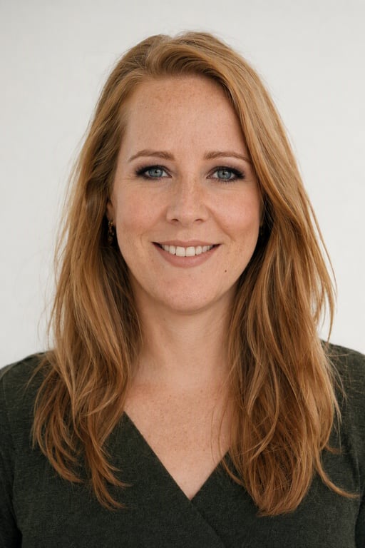 Smokey eyes: Antracietkleurig oog, gemodelleerde wang, matte nude lip