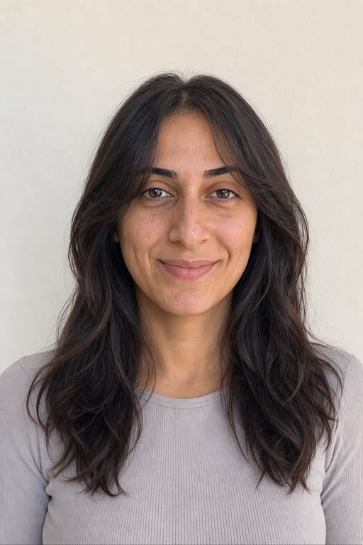 المرأة نفسها بغرة ستارة وتدريج ناعم حول الوجه، من إنتاج Visio AI