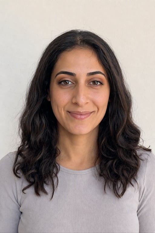 المرأة نفسها بإطلالة مكياج ناعم، من إنتاج Visio AI