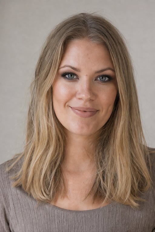 Smokey eyes: Koltrå öga, skulpterad kind, matt nudläpp