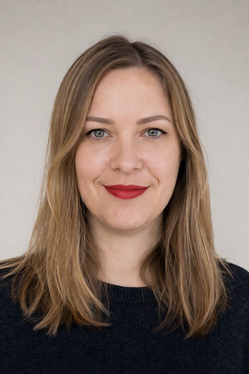 Rdeča šminka: Čista črta, urejene obrvi, nasičena rdeča