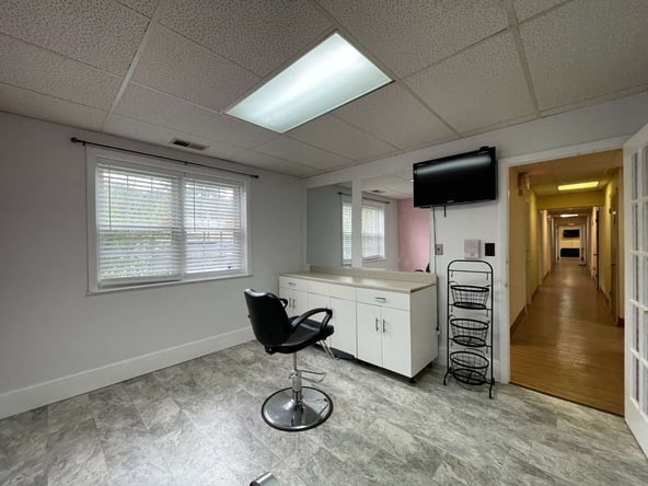 Gorgeous Fully Furnished Salon Suite Booth and Chairs for Rent Hourly Daily or Weekly