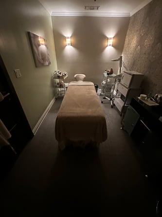 2 WEEKS FREE + All-Inclusive Booth Rental in Granada Hills — $265/Week