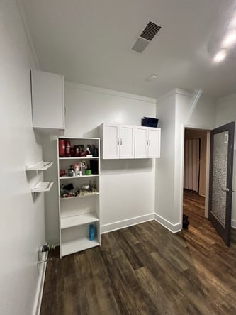 Premium Suites in Affluent Area –Turn Key + Easy Start!