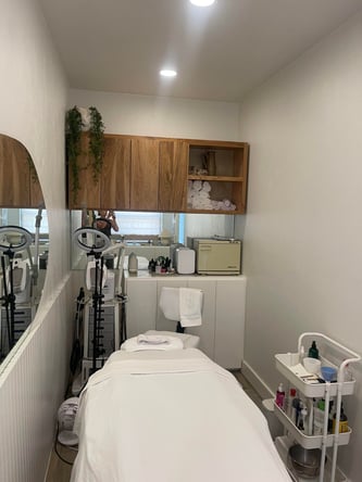 Gorgeous and newly updated room for rent right by the beach!!