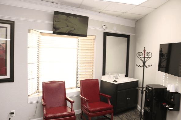 PART TIME HAIR BRAIDER OR POSSIBLE BARBER CHAIR FOR RENT PART TIME