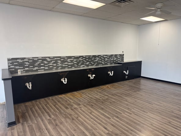 Turnkey Salon Space For Lease in Parma Heights, OH – Ready for Your Business!