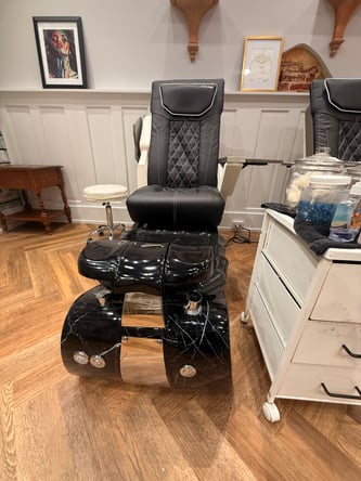 Lady’s Nail Salon, chair/desk