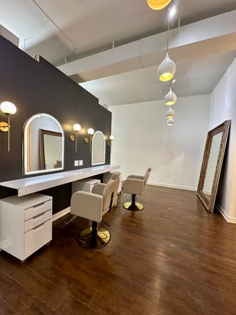 Room for rent for a Hairstylist or Nail Tech in Lakeview, Chicago
