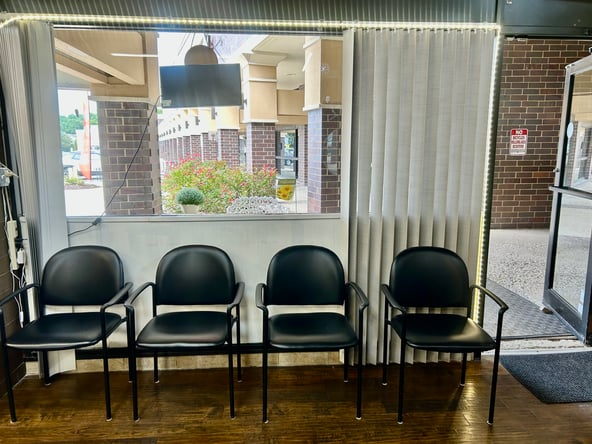 Chair/station rental in Downers Grove