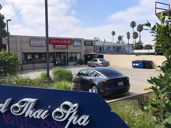 Prime Hollywood Salon Chair: Thai Town, Flexible Terms, High Traffic + FREE Parking!
