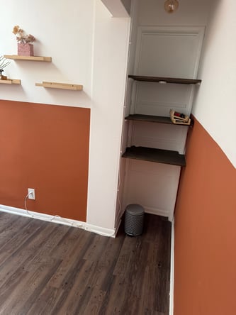 Treatment room in small Newport Beach salon