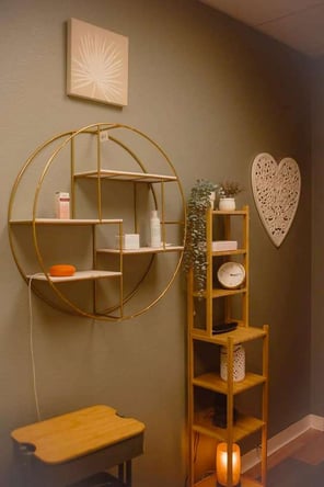 Beautiful Private Salon Suite, FREE Move In! No Contract! Free Advertisement, All Bills Paid!
