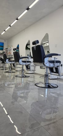 Modern Salon Chair for Rent in Hollywood, FL – $200/Week with High Foot Traffic!