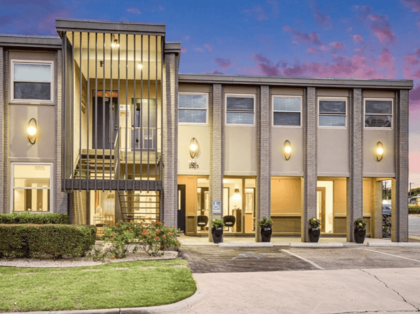 Luxury Salon Suite Available – Shine on 41st