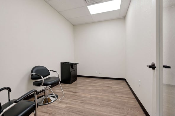 30% OFF Micro Retail, NailBar, Tan, Massage, Salon/Spa Suites