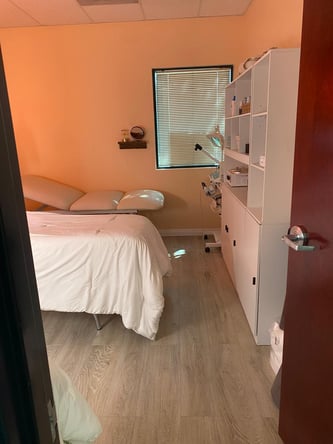 Esthetican bed for rent