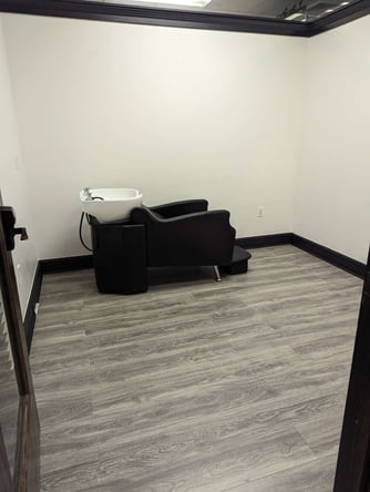 Amazing salon suite community looking for the area’s best stylists!
