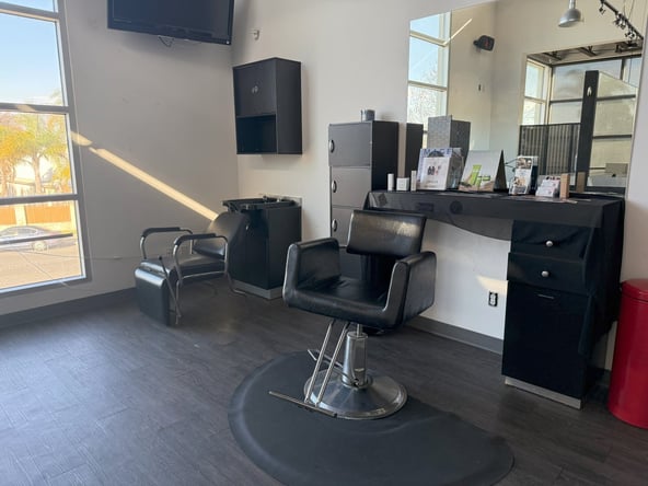 Dluxe Salon Spa and Barber booth rental
