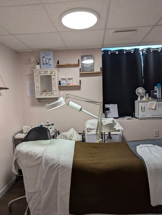 Beauty Salon Room and booth for rent