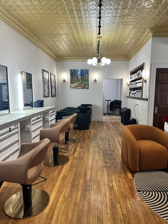 Luxury Salon Chair for Lease in Grand Rapids — All-Inclusive & Vibrant Vibe!