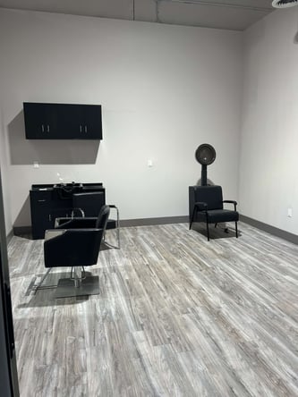 LARGE SINGLE SALON SUITES
