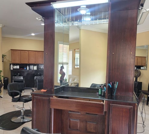 Salon space for rent w/ 1 month free – Hairstylists, Beauty Pros, and Massage Therapists welcomed
