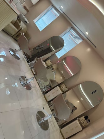 Salon chair for rent