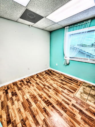 Luxury Salon Suites in Pearland — Fully Furnished & All Utilities Included!