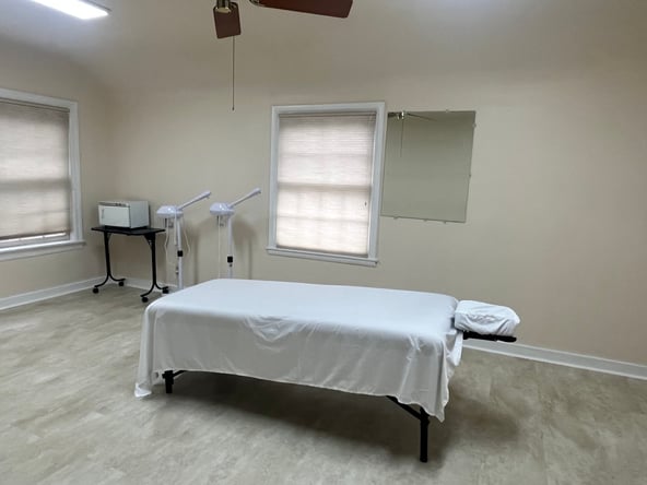 Salon Roomshare Available in Oreland PA