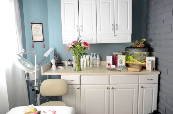 Private Suite/room available in a established cozy beach salon