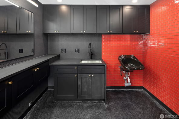 Prime Turnkey Barber Chair Rental in Seattle’s Central District (24th & Cherry) – 3 Chairs