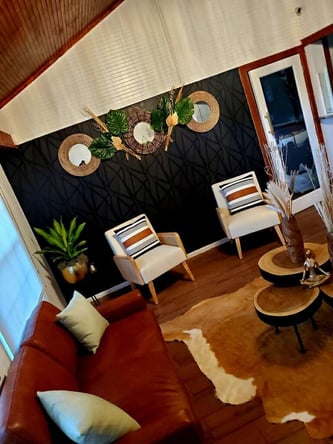 Solé Beauty & Juice Bar is seeking to partner with licensed cosmologists/barbers.