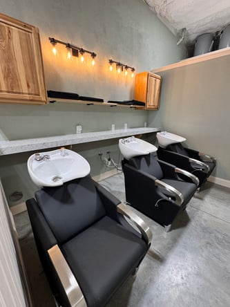 NEW SALON – Booths and Rooms for RENT