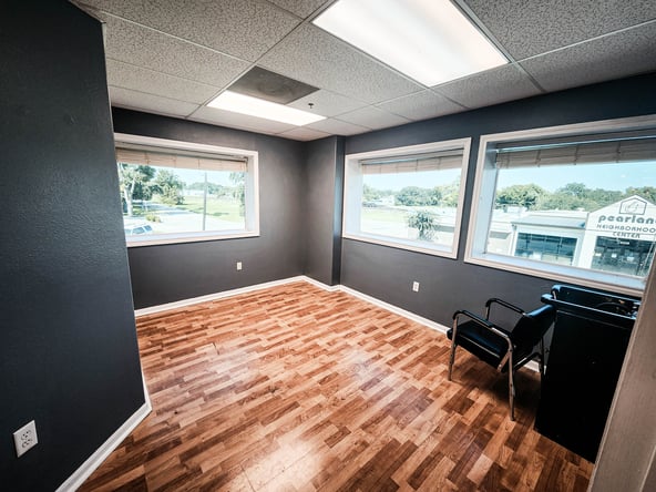 Luxury Salon Suites in Pearland — Fully Furnished & All Utilities Included!