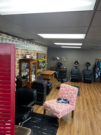 ✨Booth for Rent In Beautiful Chill Salon✨Antique Meets Modern Vibe