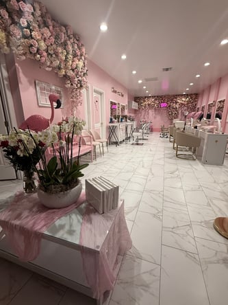Best opportunity for promoting your business in a beautiful salon in Glendale