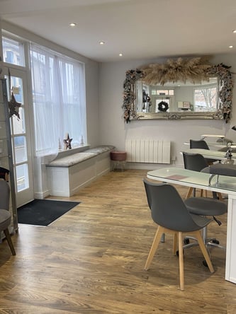 Nail artist technician – table to rent