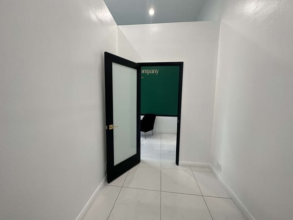 Furnished Luxury Private Salon Suites
