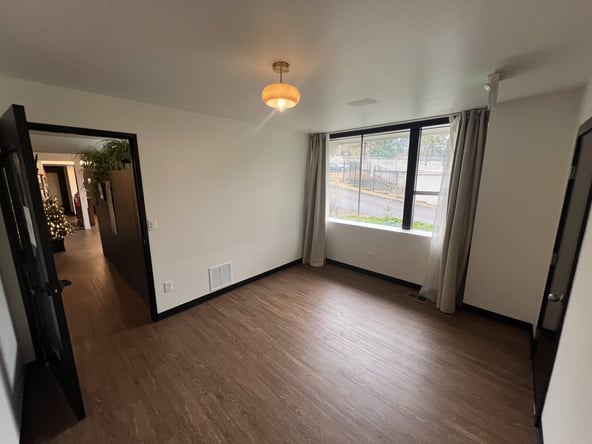 Room Available in Beautiful Happy Valley Studio