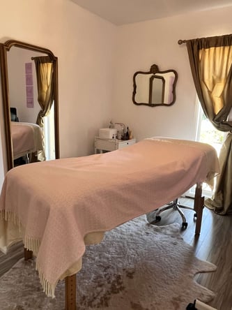 Room in busy anti aging center for rent