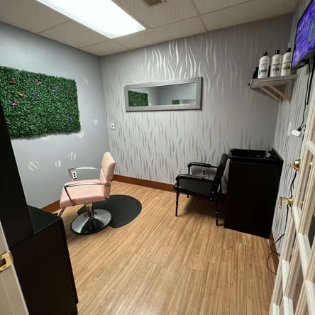 Gorgeous Fully Furnished Salon Suite Booth and Chairs for Rent Hourly Daily or Weekly