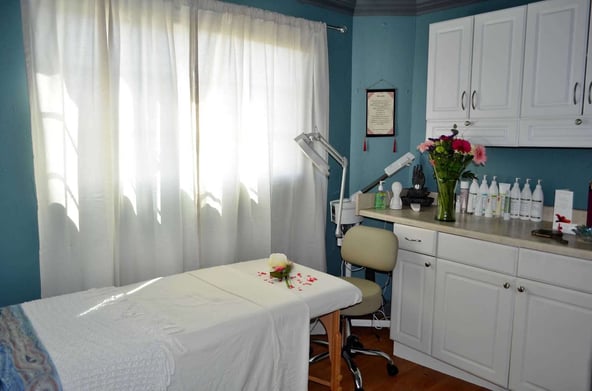 Private Suite/room available in a established cozy beach salon