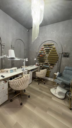 1 Nail Stations for Rent in Chicago – Modern Luxury Salon (Lincoln Square)