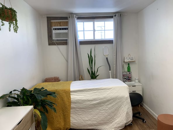 Share a cute spacious room walking distance from the beach