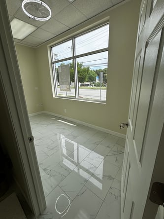 Large Window Suite -Prime Location