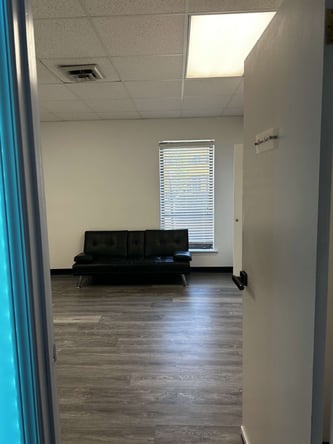 PRIVATE SALON INDIVIDUAL AND DOUBLE SUITES FOR RENT!