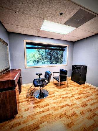Luxury Salon Suites in Pearland — Fully Furnished & All Utilities Included!