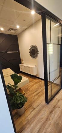 Beautiful New high end salon with room(s) available